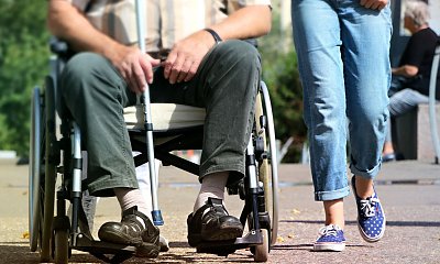 Potrzebowała wózek inwalidzki dla chorego taty. Była w szoku, gdy na ulicy zaczepiła ją młoda kobieta