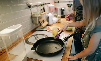 Jak znaleźć praktyczne patelnie, które ułatwią gotowanie?