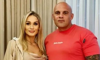 Dominik z "Gogglebox" całuje się w morzu z żoną, która kusi ciałem w skąpym bikini