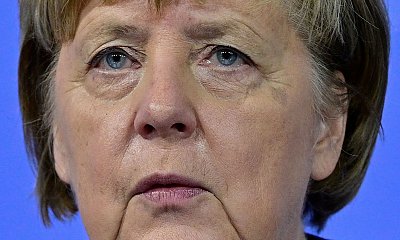 Wpadka Angeli Merkel na czerwonym dywanie! Stylizacyjny koszmarek rodem z 2002 roku!