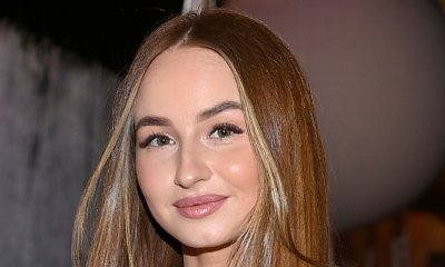 Angelika Mucha w białej mini z mikroskopijną pomarańczową torebką na urodzinach agencji "Ten Fajny Management". Udana stylizacja?