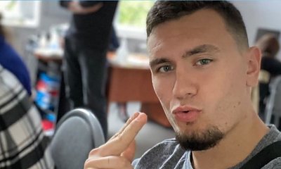 Conan Kaźmierski w obcisłej koszulce pręży muskuły w windzie. Ma się czym chwalić?