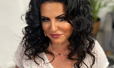 Edzia z "Królowych Życia" eksponuje nogi w długiej sukience do ziemi z mega rozcięciem