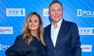 Joanna Kurska w białej sukience z dekoltem w serek na miesięcznicy pogrzebu Lecha Kaczyńskiego. Udana stylizacja?
