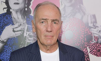 Karol Strasburger skończył 75 lat! Z tej okazji pozuje z gołą klatą i młodą żoną na plaży! Ciacho z niego?