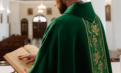 "Ksiądz w czasie mszy wskazał palcem na kobietę w krótkiej sukience. Jego zdaniem zgrzeszyła!"