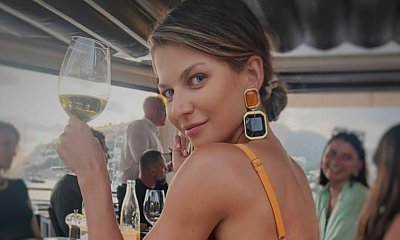 Anna Lewandowska pręży się nad basenem i eksponuje opalone ciało w skąpym bikini. Cała błyszczy, bo posmarowała się brokatowym olejkiem