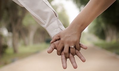 "Moja mama ma kochanka młodszego od niej o 30 lat! Gość czai się na nasz majątek. Jak jej przemówić do rozumu?"