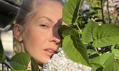 Edyta Pazura relaksuje się na basenie z nogą w gipsie. Fani: "Proszę uważać, taki gips to pociągnąłby na dno..."