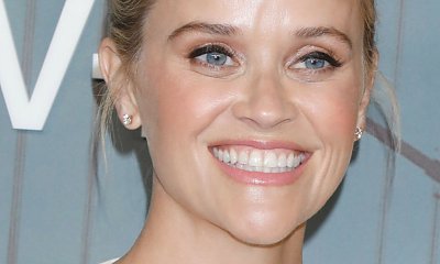 Roześmiana Reese Witherspoon pozuje na ściance ! Oj coś z jej stylizacją poszło nie tak...