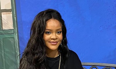Rihanna pokazała się w odmienionej stylizacji: czarnych jeansach i bluzce oraz białych sneakersach. Te buty to hit lata 2022!