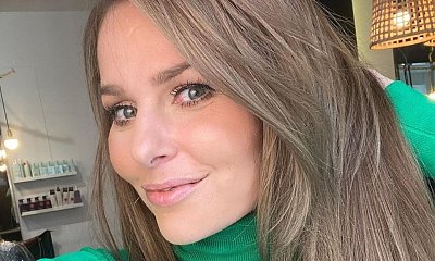 Paulina Sykut-Jeżyna zadaje szyku w długiej, koronkowej sukience z odkrytymi plecami. Ma wielkie rozcięcie i odsłania prawie wszystko! Fani: "Ładnie kręcisz zadkiem"