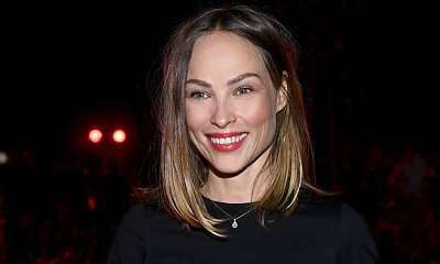 Weronika Książkiewicz wróciła! Już myśleliśmy, że będzie nudno, ale modny wzór na spódnicy na lato 2022 ratuje jej stylizację!