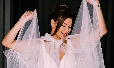 49-letnia Edyta Górniak eksponuje płaski brzuch w "podróży do siebie"."Ups.. chyba pierś Ci wyskoczyła" - ktoś pisze