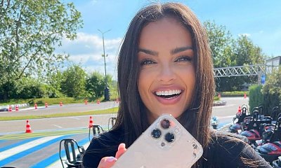 Klaudia El Dursi zajada się owocami bez stanika! Owinęła się tylko ręcznikiem. Są jakieś granice?!