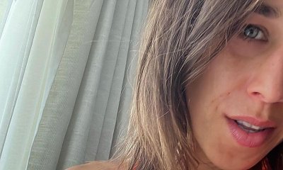 Joanna Jędrzejczyk wyleguje się w wodzie w samym bikini. Eksponuje zgrabne pośladki i biust