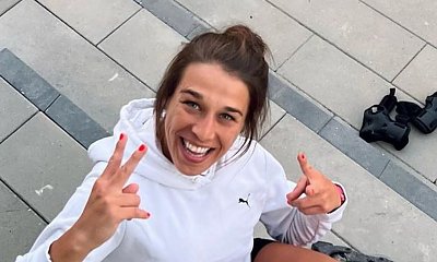 Joanna Jędrzejczyk pozuje w stroju kąpielowym w ogrodzie. Stoi w jacuzzi! Fani piszą: "Seksownie wyglądasz"