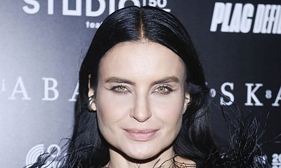 Joanna Horodyńska cała w piórach i w czerni na pokazie Gosi Baczyńskiej. Najbardziej wyrazista stylizacja wieczoru?