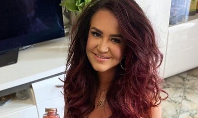 Agnieszka Kotońska wdzięczy się w basenie. Na pierwszym planie jej obfity biust!