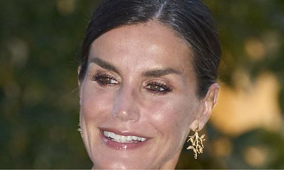 Królowa Letizia w pomarańczowej wzorzystej sukience maxi na uroczystej kolacji. Piękna stylizacja!