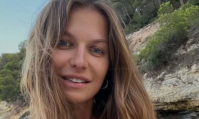 Anna Lewandowska pokazuje nogi i pośladki na Majorce. Ktoś pisze: "Zamiast się wyginać zabierz dzieci do fizjoterapeuty. Koślawość kolan aż bije po oczach"