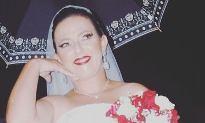 Ta kobieta poślubiła szmacianą lalkę i ma z nią dziecko. Poród zrelacjonowała w internecie. Szalona?