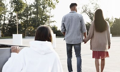 „Przyłapałam mojego szefa z inną kobietą i nie wiem, co robić. Oszukuje żonę, ale ja nie chcę stracić pracy”