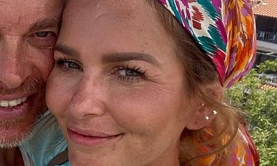 Paulina Sykut-Jeżyna w czerwonej sukience do ziemi. Nie ma na sobie stanika! Musi podtrzymywać kreację, żeby nie pokazać za wiele...
