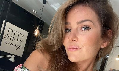 Paulina Sykut-Jeżyna w różowej sukience midi. Podkreśla jej wcięcie w talii! Ktoś pisze: "Bardzo seksownie wyglądasz"