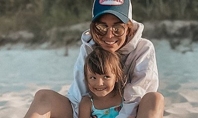 Anna Wendzikowska pozuje z córką w skąpym stroju kąpielowym nad Bałtykiem. Ktoś pisze: "Jak chuda szkapa"