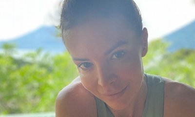 Anna Wendzikowska pręży się w obcisłej sukience w groszki na balkonie w Paryżu. Ktoś pisze: "Seksownie"