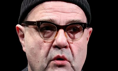 Ups... Cezary Żak dostał mandat! Palenie śmieci na podwórku nie uszło mu płazem...