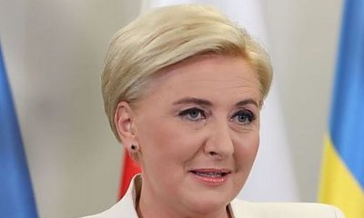 Agata Duda i jej letni styl: długie sukienki, jednokolorowe komplety i marynarki. Jeden element powtarza się najczęściej...