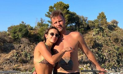 Sara Boruc odsłania brzuch w krótkiej marynarce i dziurawych spodniach. Ktoś pisze: "Z takim brzuchem będzie dobrze nawet w worku na głowie"