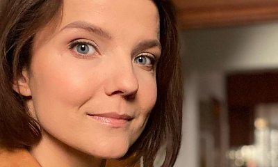 Joanna Jabłczyńska wygląda przepięknie w krwistej czerwieni. Ta kreacja podkreśla wszystkie atuty jej sylwetki!