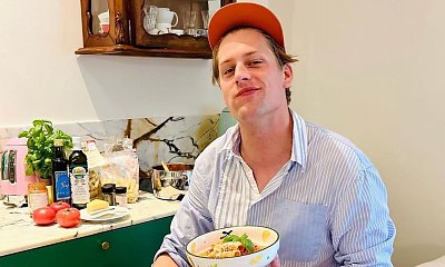 Jakob Kosel we fryzurze na Hugh Granta! Model zmienia się dla ukochanej?