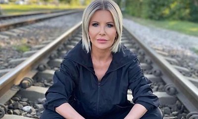 Joanna Racewicz w niebieskiej sukni do samej ziemi chwali się autem. Fani: "Olśniewająco wyglądasz"