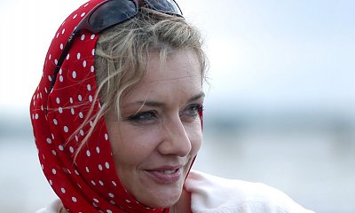 Małgorzata Królikowska w zwiewnej, młodzieńczej stylizacji z obłędnym dekoltem. "Ale ładna dziewczyna" - komplementują fani