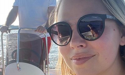 Aleksandra Kwaśniewska błyszczy pośladkami. Teraz pisze: "Tylko ostatnia rozpustnica siedziałaby na łódce w stroju kąpielowym"