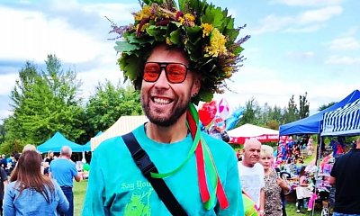 Mateusz „Big Boy” Borkowski w wychodku ze zsuniętymi majtkami. "Ciągle goły tyłek pokazujesz" - ktoś pisze