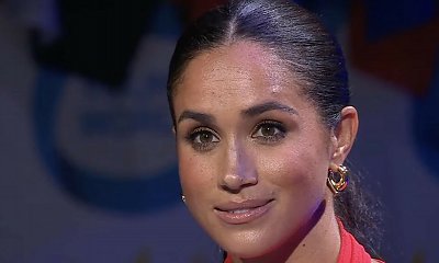 Meghan Markle w jasnoczerwonym komplecie podczas przemowy w Manchesterze. To dla niej nietypowa stylizacja...