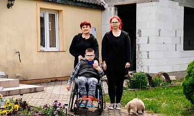 "Nasz nowy dom": ojciec piątki dzieci nagle zmarł. Rodzina żyła w ciasnocie i kiepskich warunkach. Zobacz metamorfozę domu!