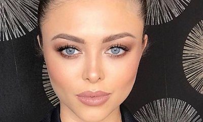 Joanna Opozda pozuje w jesiennej sukience z weluru! Hit czy kit? Ktoś pisze: "Kusząco"