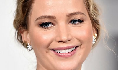Jennifer Lawrence pół roku po porodzie w prześwitującej sukience i z włosami do pasa. Sporo odsłoniła!