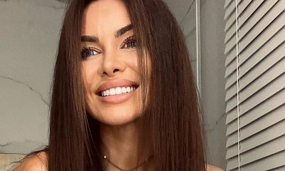 Natalia Siwiec eksponuje całe ciało w skąpym bikini w zeberkę. To podkreśla jej biust?