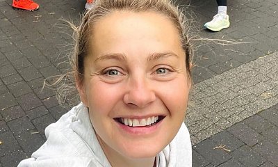 Małgorzata Socha w modnych jeansach boyfriendach i oversizowym sweterku. "Wygląda pani jak nastolatka"