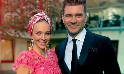 Anna Wendzikowska zarzuciła nogę na krzesło, a sukienka podjechała jej niebezpieczne do góry... Ktoś pisze: "Nogi jak marzenie"
