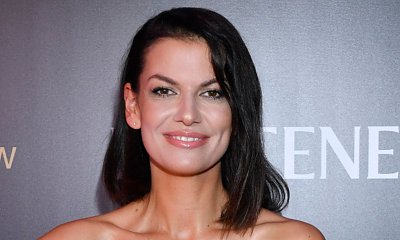 Alżbeta Lenska w kremowej obcisłej sukience z dekoltem podczas kampanii "Pantene". WOW!