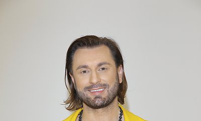 "Królowe Życia": Rafał Grabias pręży klatę w oryginalnej stylizacji męskiej. Gwiazdor postanowił o sobie przypomnieć