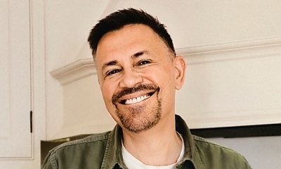 Krzysztof Ibisz spaceruje z dzieckiem. Ktoś pisze: "Coś pan Krzysztof spięty na tym spacerze". Rzeczywiście?
